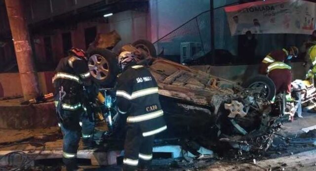 Uma foto do carro capotado em acidente que matou quatro jovens Uma foto do carro capotado em acidente que matou quatro jovens