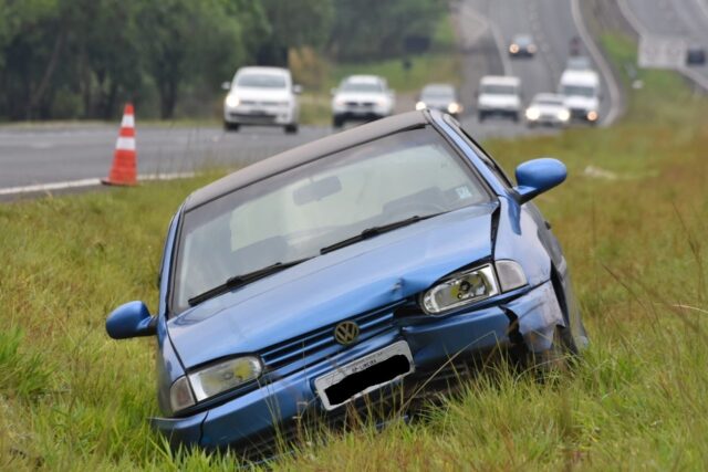 Em Piracicaba, motorista de 30 anos termina no canteiro após levar 