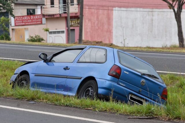 Em Piracicaba, motorista de 30 anos termina no canteiro após levar 