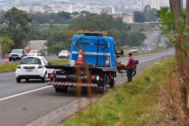 Em Piracicaba, motorista de 30 anos termina no canteiro após levar 