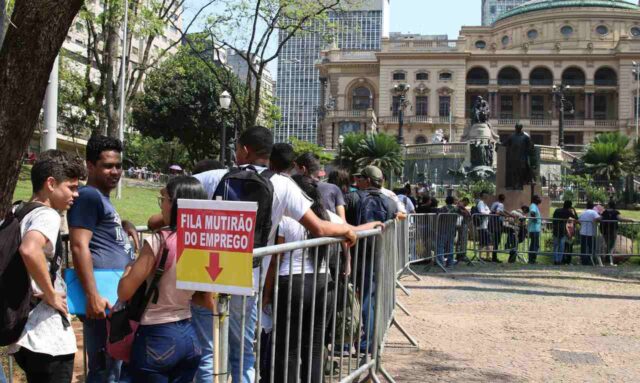 uma foto da fila do multirão do emprego