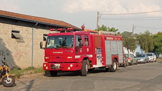 Fogo em barril mobiliza Corpo de Bombeiros a barracão, em Piracicaba Fogo em barril mobiliza Corpo de Bombeiros a barracão, em Piracicaba