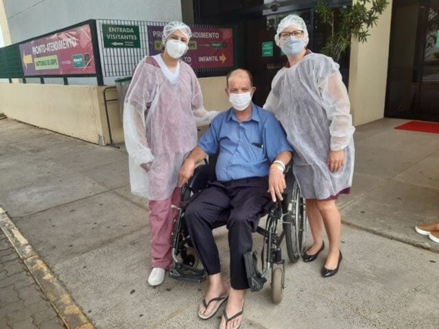 Após receber alta, idoso agradece médicos e enfermeiros que o salvaram da Covid em Piracicaba Após receber alta, idoso agradece médicos e enfermeiros que o salvaram da Covid em Piracicaba