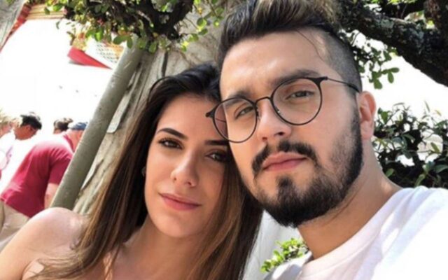 uma foto do cantor Luan Santana ao lado da Jade