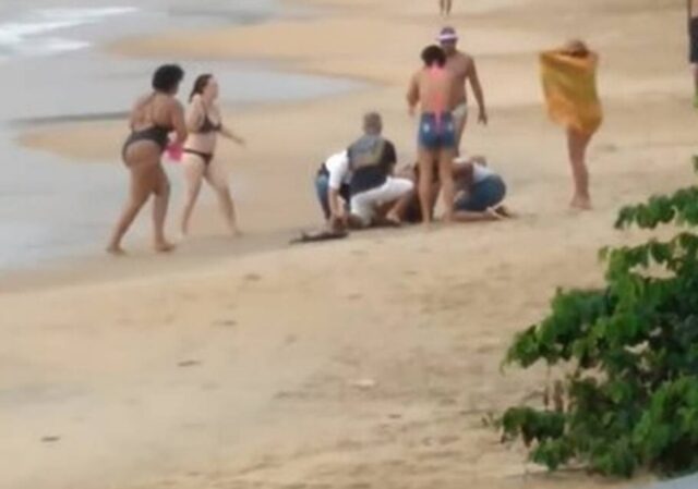 Uma foto das pessoas tentando reanimar a menina de 4 anos atingida pelo raio Uma foto das pessoas tentando reanimar a menina de 4 anos atingida pelo raio