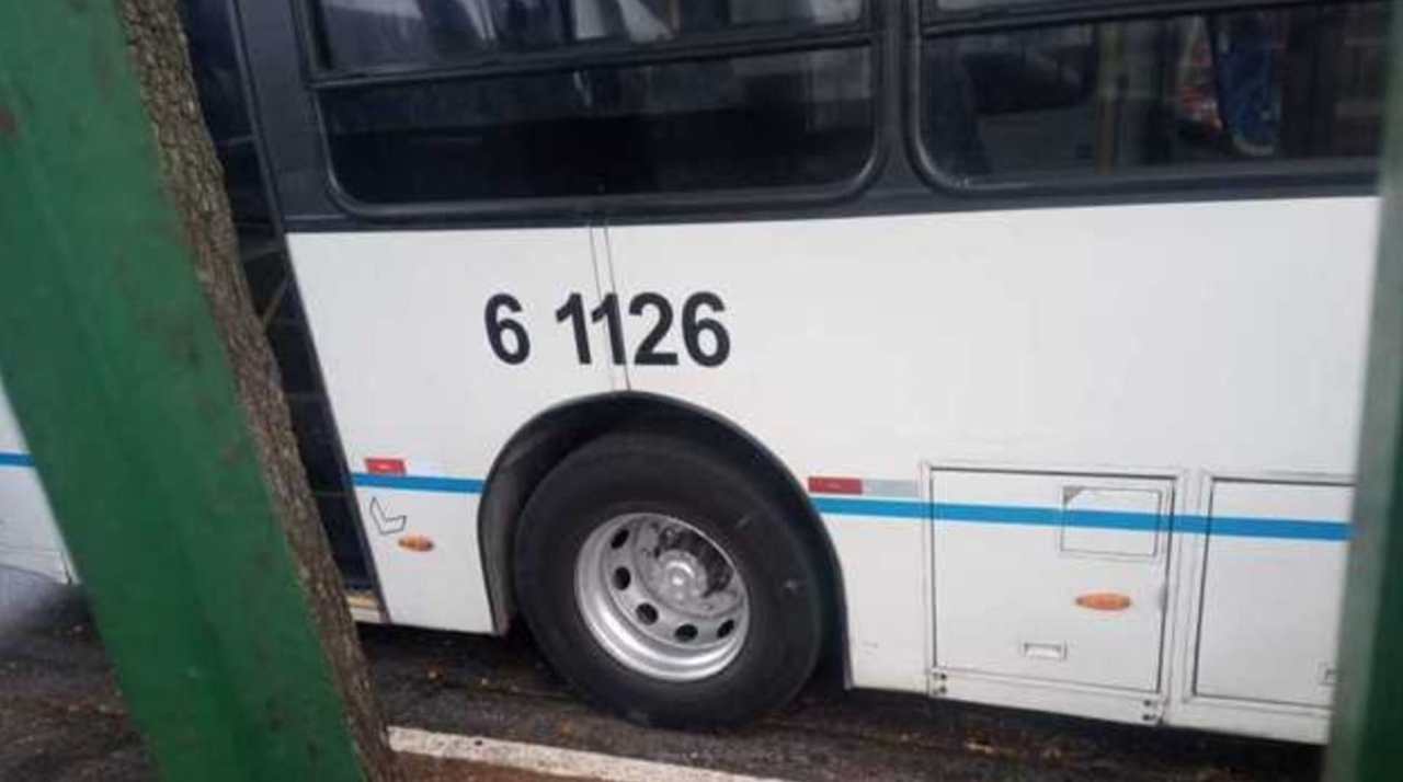 Motorista tem cabeça esmagada e morre ao verificar suspensão de ônibus em SP