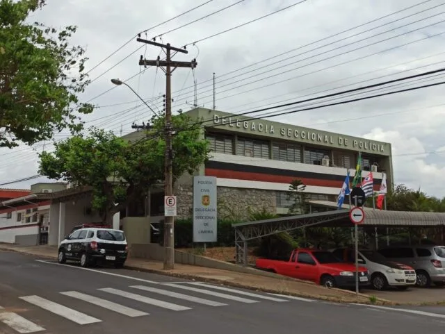 Jovem de 24 anos é morta a facadas dentro de carro pelo ex-marido Jovem de 24 anos é morta a facadas dentro de carro pelo ex-marido
