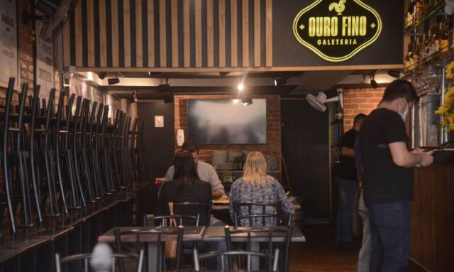 uma foto de um restaurante
