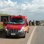 Caminhão tomba em curva de rodovia em Piracicaba