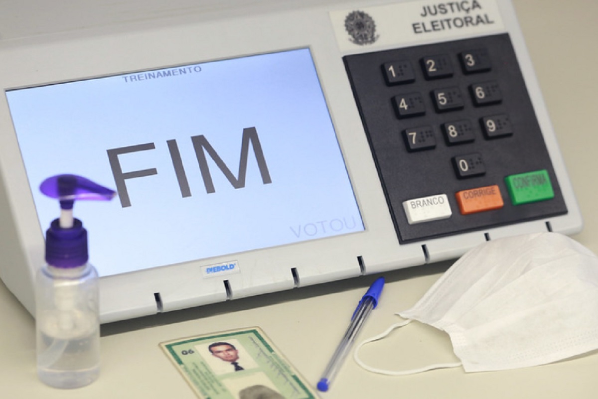 Eleitor deve usar máscara, levar a própria caneta e idosos deverão votar das 7h às 10h no domingo (15)
