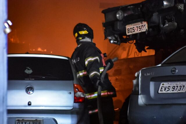Em Piracicaba, oficina pega fogo e 11 carros são destruídos 
