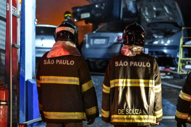 Em Piracicaba, oficina pega fogo e 11 carros são destruídos 