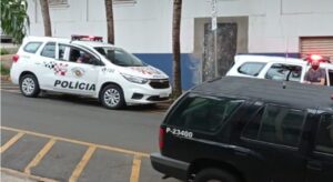 Ao ser presa, mãe que esfaqueou filho em Piracicaba alega legítima defesa