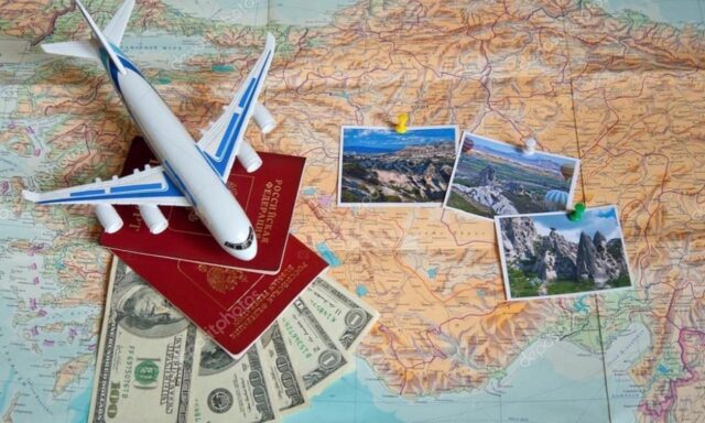 Uma foto de um avião, dinheiro e passaporte sobre um mapa mundi Uma foto de um avião, dinheiro e passaporte para viajar