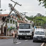 Após quebrar poste em colisão, carro foge em Piracicaba