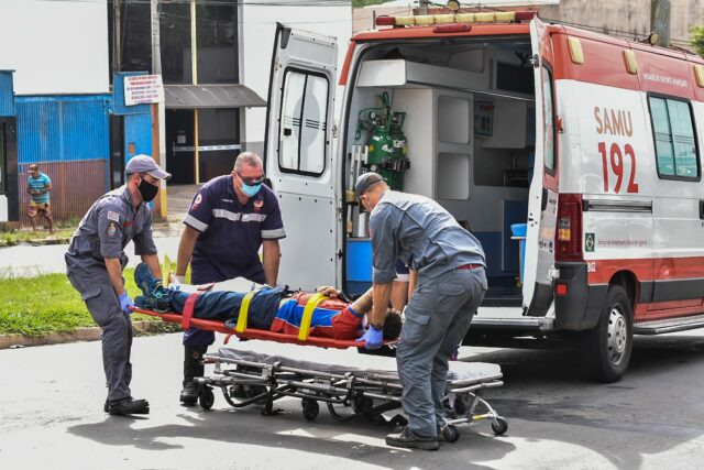Casal fica ferido em acidente envolvendo motocicleta e Land Rover, em Piracicaba