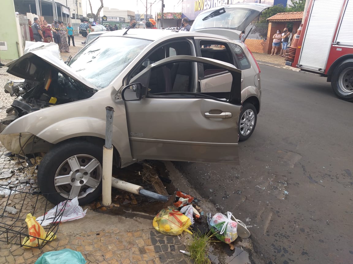 Acidente de carro termina com dois mortos e dois feridos