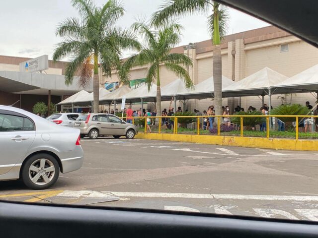 Aglomeração em fila para entrar no Shopping Piracicaba gera reclamações