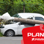 Carro derruba poste na entrada de Piracicaba e gera congestionamento