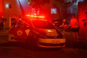 Em Piracicaba (SP), 'sortudo' avança placa pare e bate em carro da PM