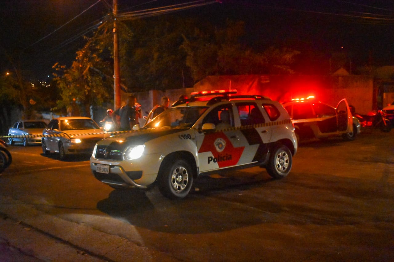 Em Piracicaba (SP), 'sortudo' avança placa pare e bate em carro da PM