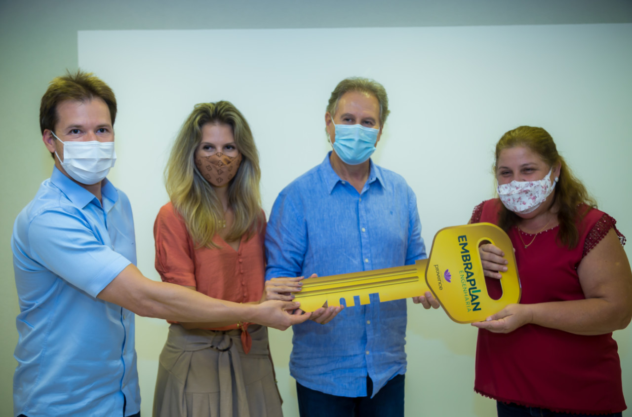 Foto: Leandro Valério, Vanessa Bullo e Antônio Valério, proprietários da Embraplan, acompanhados da ganhadora Tânia Cristina Sotto Oyan