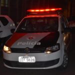 Seis indivíduos arrombam portão, invadem residência e tentam matar casal a facadas