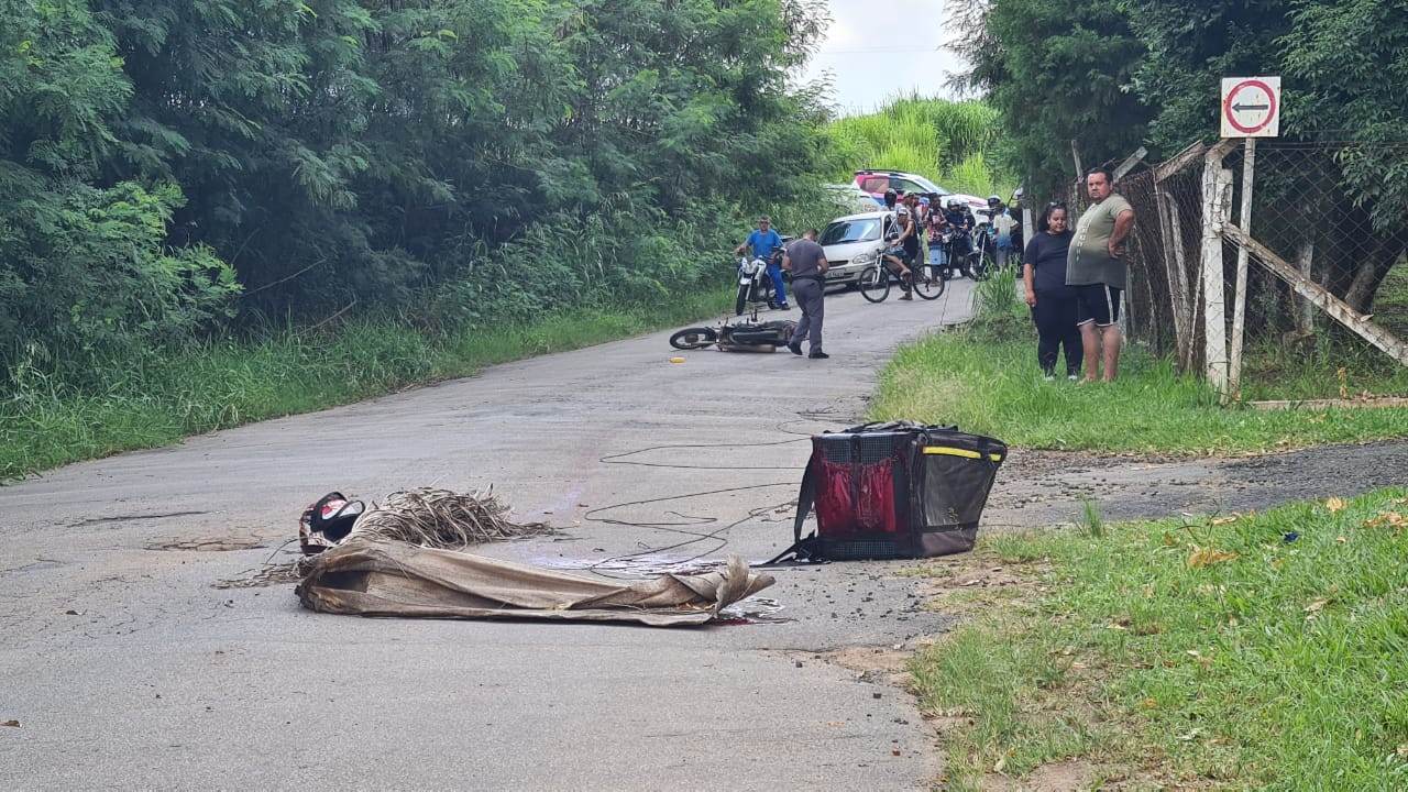Motoqueiro morre após enroscar em fios e ser arrastado por caminhão