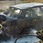 Piracicaba (SP): carro pega fogo e fica totalmente destruído em avenida