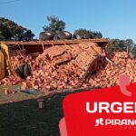 Piracicaba (SP): caminhão carregado com tijolos tomba em rodovia