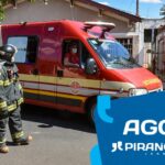 Mulher é socorrida por bombeiros em Piracicaba (SP) após incêndio em residência