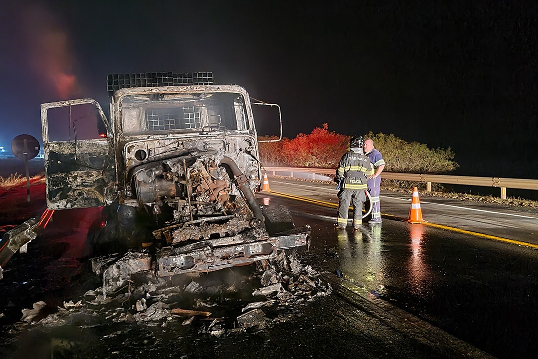 Carreta carregada com ferro pega fogo e interdita Rodovia do Açúcar