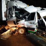 Motorista de ambulância e dois pacientes morrem após colisão em caminhão