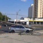 Jovem em alta velocidade ‘arranca’ poste após colisão em Piracicaba (SP)