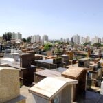 Vistoria da dengue encontra 65 vasos com plásticos nos cemitérios de Piracicaba (SP)