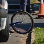 Ciclista idoso é atropelado por carro durante fuga de abordagem policial