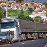 Piracicaba (SP): caminhão de nove eixos quebra em subida e é segurado por poste