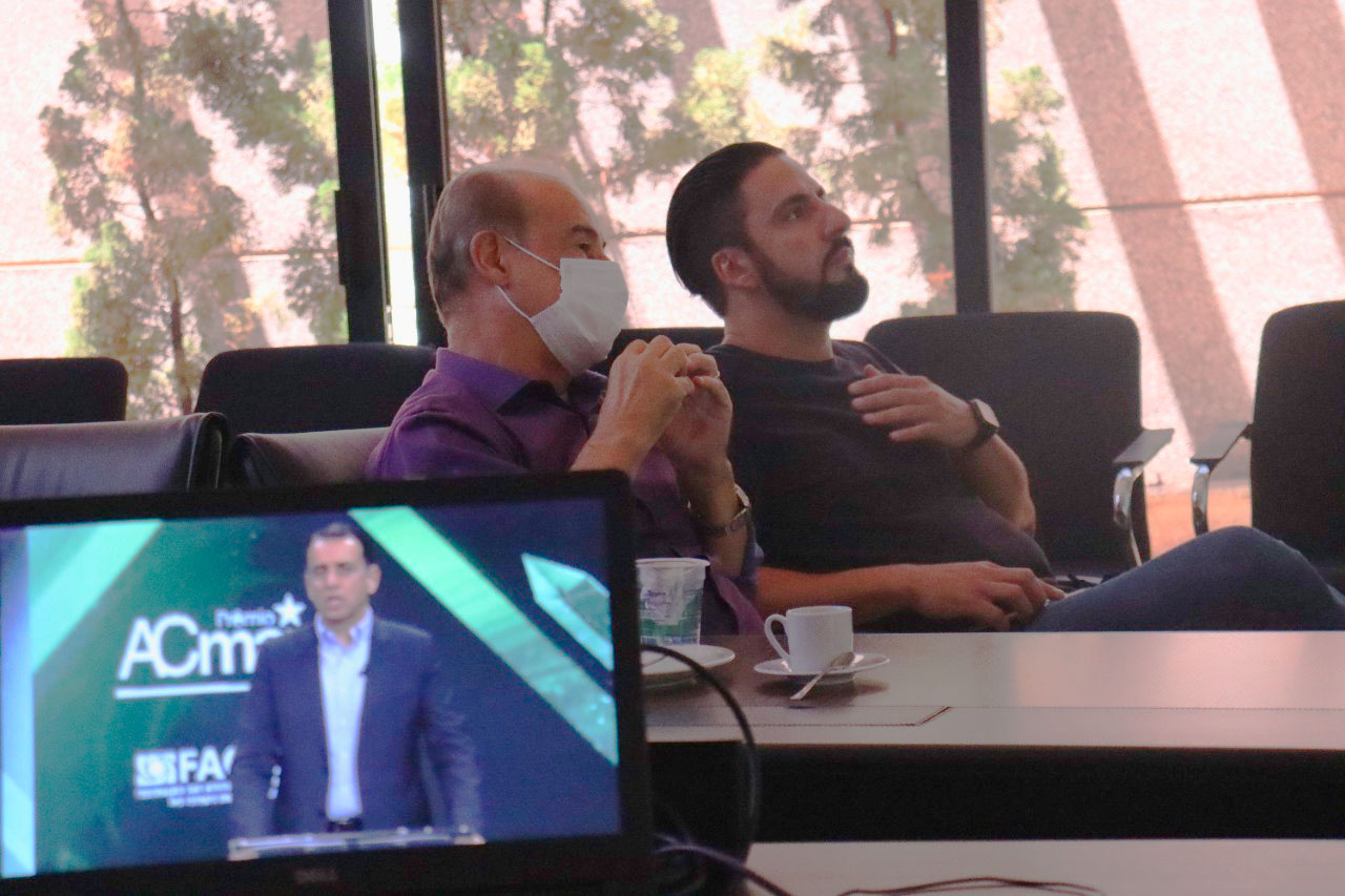 Furtuoso e Santos recebendo a notícia da vitória (Foto: Comunicação Acipi)