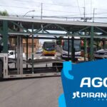 Caminhão cegonha “entala” em avenida importante do Centro de Piracicaba (SP)