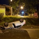 Natal em Piracicaba (SP): carro despenca em avenida, dois postes são arrancados e colisão lateral