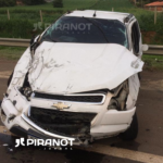 Jovem é ejetado de caminhonete após capotamento em Piracicaba (SP)