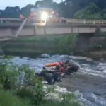 Motorista morre após caminhão cair de ponte e ir parar dentro de rio