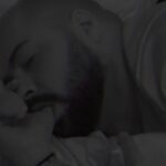 BBB22: Tiago Abravanel, neto do Silvio Santos, chupa dedo enquanto dorme