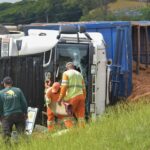 Carreta carregada com areia tomba na Rodovia do Açúcar, em Piracicaba (SP)