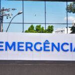 Motorista embriagado e sem habilitação atropela mulher e criança na calçada