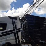 Carreta enrosca em fiação e interdita trecho no Centro de Piracicaba (SP)