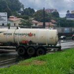 Trânsito na Avenida Centenário é liberado após carreta interditar totalmente a via