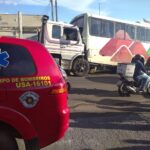 Caminhão colide contra ônibus estacionado em Piracicaba (SP)