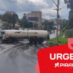 Carreta vira em “L” e fecha trânsito na Avenida Centenário, em Piracicaba (SP)