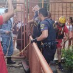 Guardas civis resgatam mulher que escorregou e caiu no Rio Piracicaba